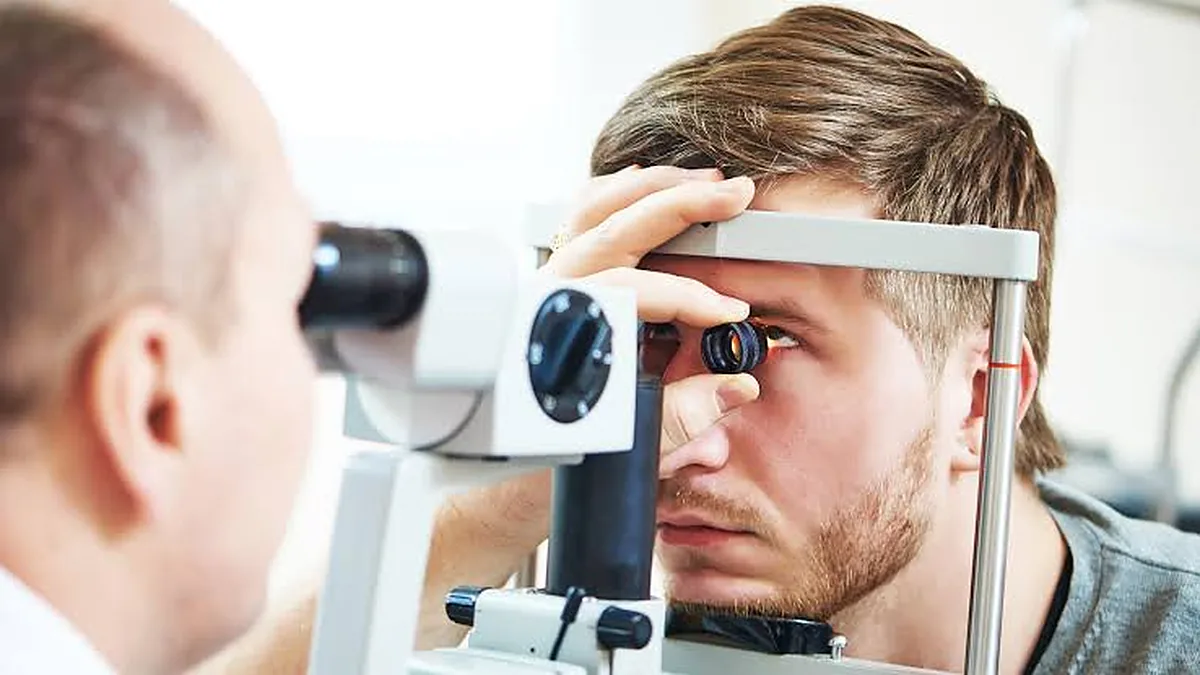 Oftalmólogo explorando el ojo de un paciente en la lámpara de hendidura