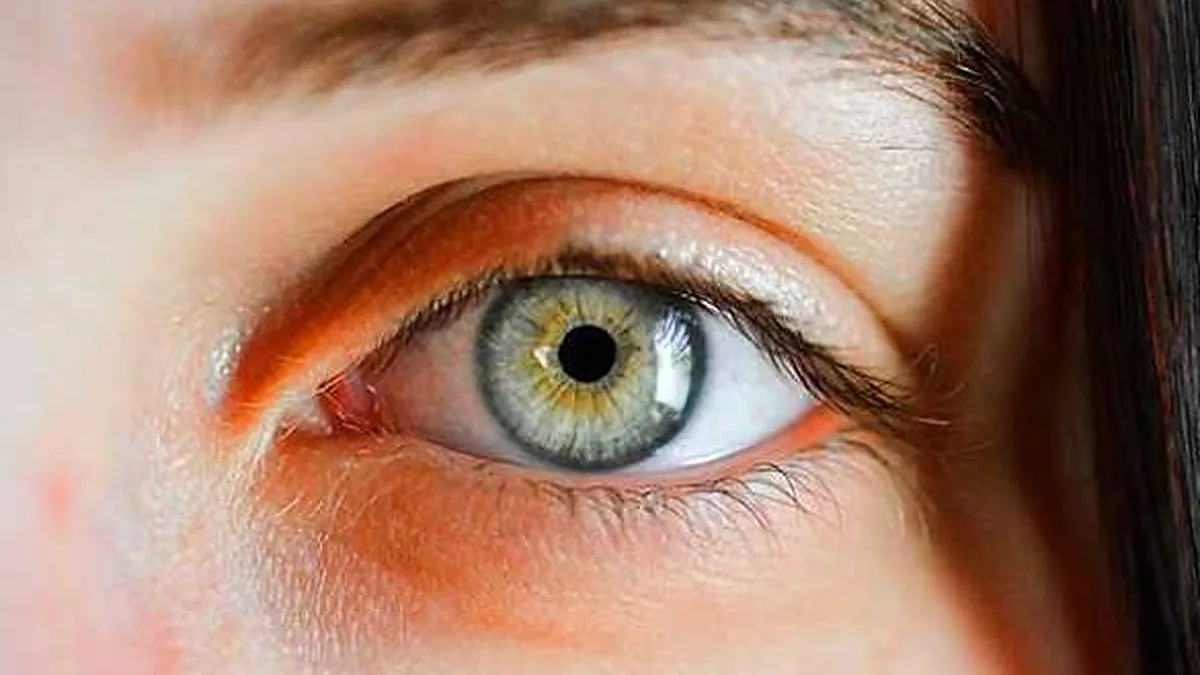 Primer plano de un ojo con el iris verde y la pupila al centro